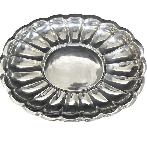 Scalloped Metal Deep Oval Serving Platter Centerpiece 20.5"x15.25" Excellent! - Picture 1 of 7